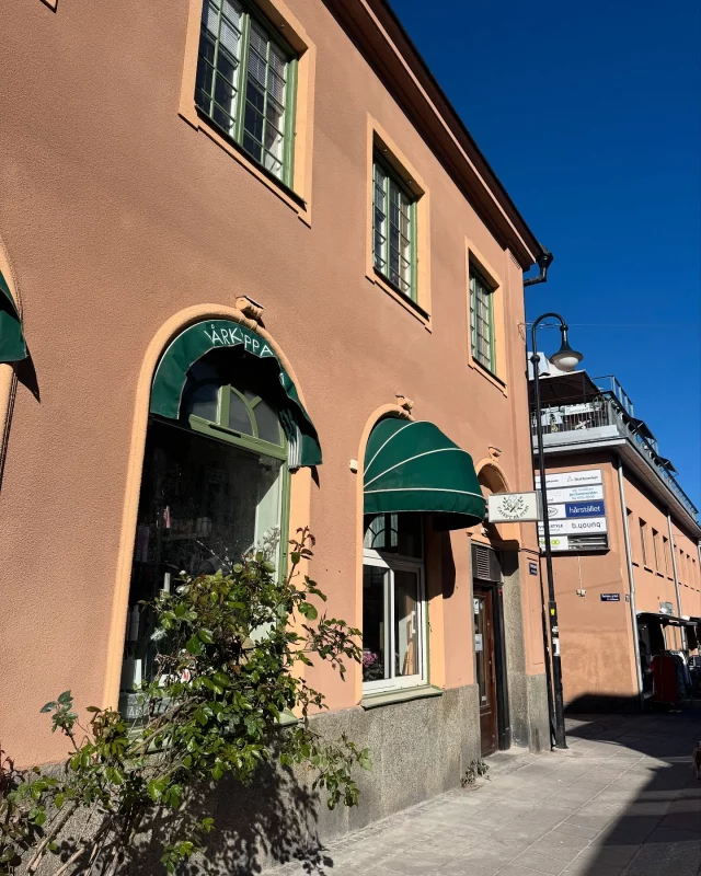 Nu är fasadrenoveringen av fastigheten Merkurius klar! Fasaden har fått ny färg och skadad puts har reparerats. Visst blev det fint? ⭐️

#centrumfastigheter #norrtälje #roslagen
