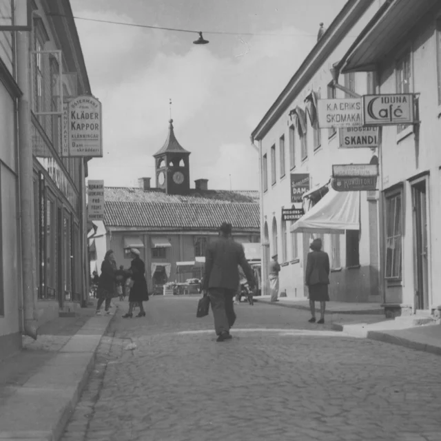 Norrtälje – nu och då 

Det skiljer närmare 80 år mellan bilderna, men 
än idag är Posthusgatan ett av Norrtäljes charmiga
stråk med lite extra liv och rörelse under sommarsäsongen. 

#norrtälje #centrumfastigheter #roslagen